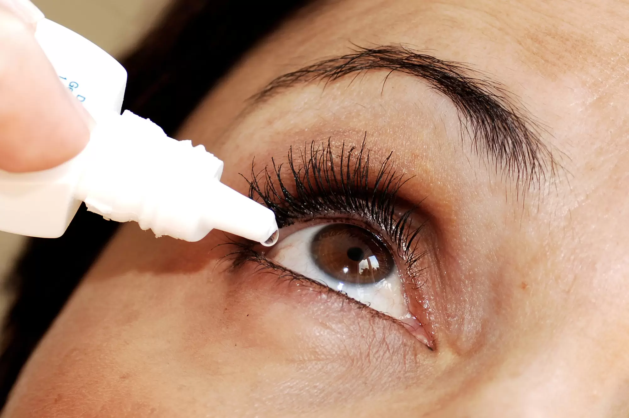 خشکی چشم : انواع، علائم و درمان آن